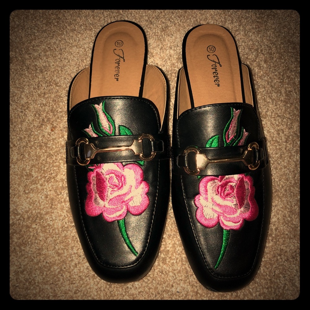 Sides - Stylish Floral Black Leather Mules size 10